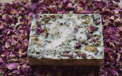 Jabón natural de pétalos de rosas